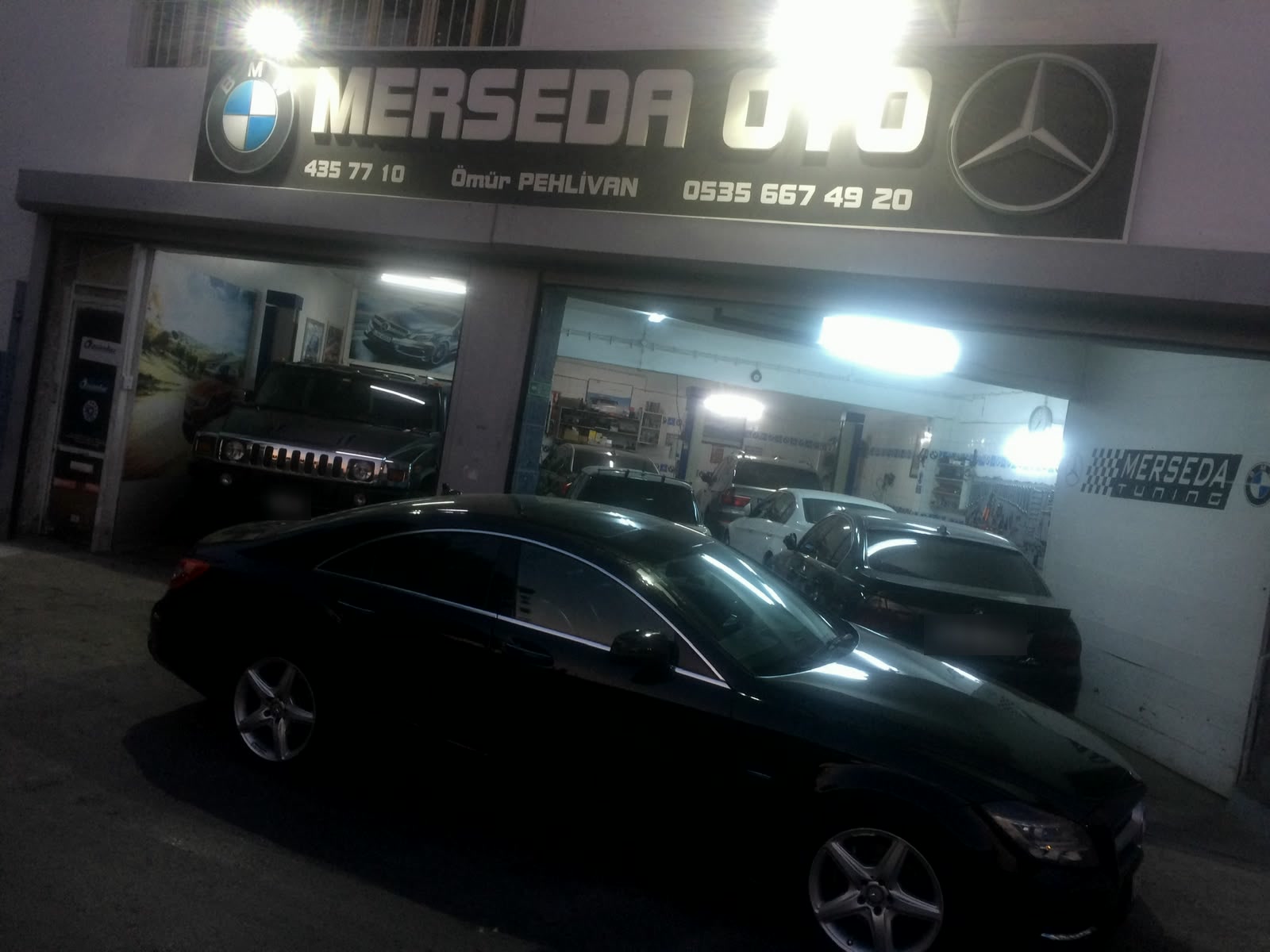 Merseda Oto dükkanının önü, akşam